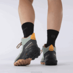 ⁦أحذية المشي لمسافات طويلة للنساء - outpulse mid gore-tex Salomon الحديد المطاوع / الأبنوس / البرتقالي الناري B8DLV1115⁩ - الصورة ⁦7⁩