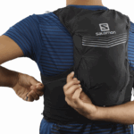 ⁦سترة ركض رجالية مع قوارير متضمنة - Adv Skin 12 Salomon أسود B8DLV354⁩ - الصورة ⁦9⁩